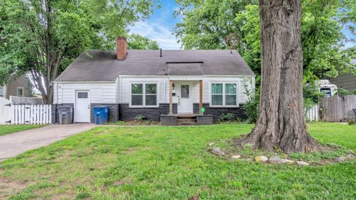 Prime Location! 3 bed/ 2 bath! Close to Riverside & Brookside – photo 1