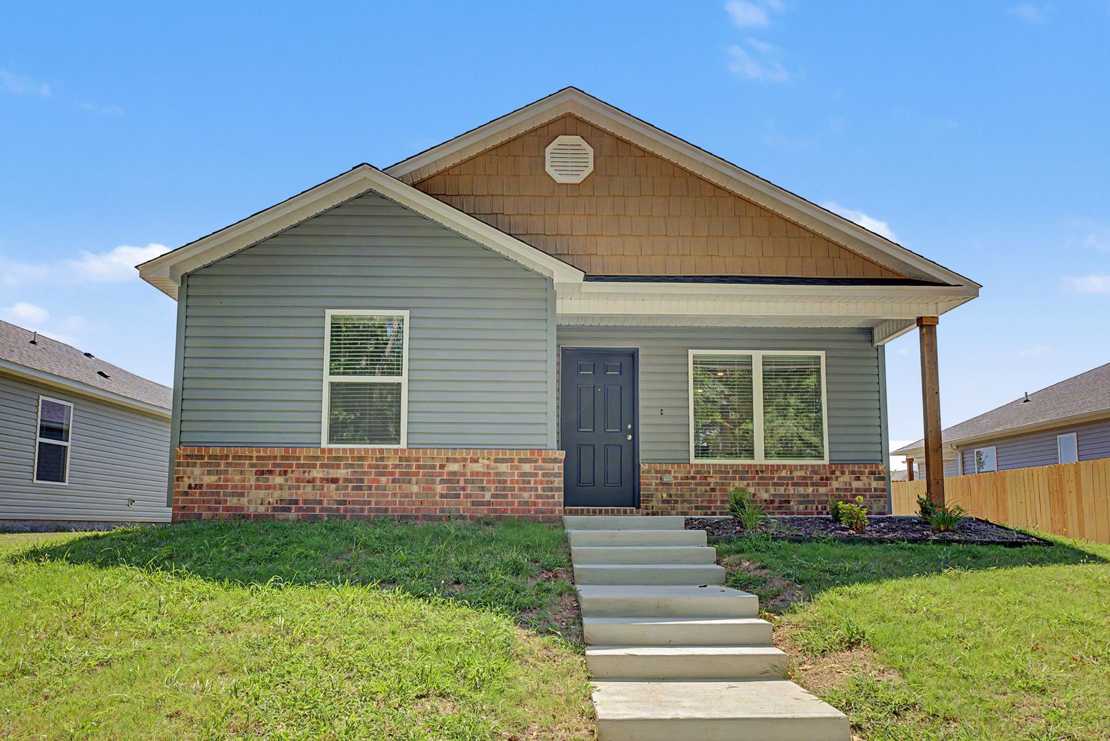 Fayetteville House: 3222 S Bayou Ally