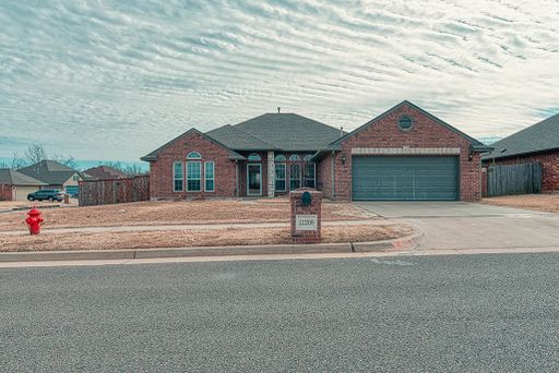 Gorgeous 4 Bed 2.5 Bath in Yukon! – photo 1