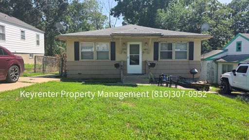 Charming 2-Bedroom Home with Spacious Yard & Off-Street Parking – photo 1