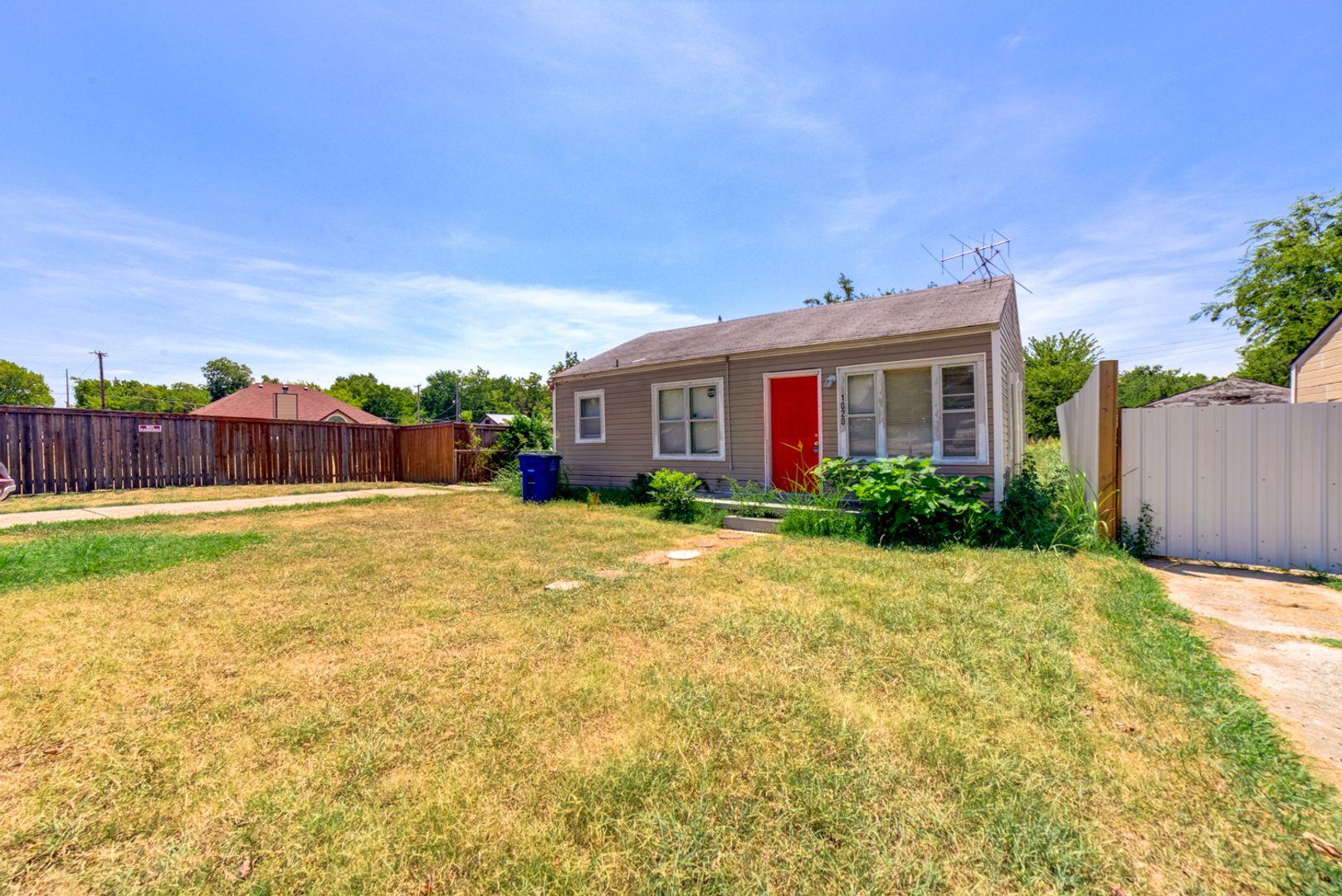 Tulsa House: 1020 E Apache St