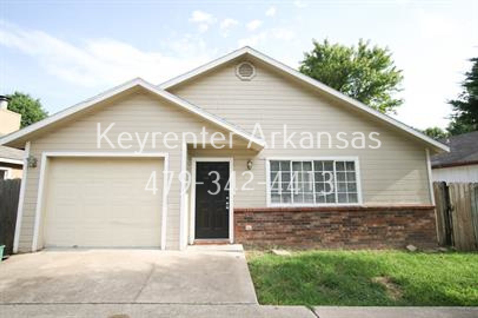 Fayetteville House: 736 W Poplar St