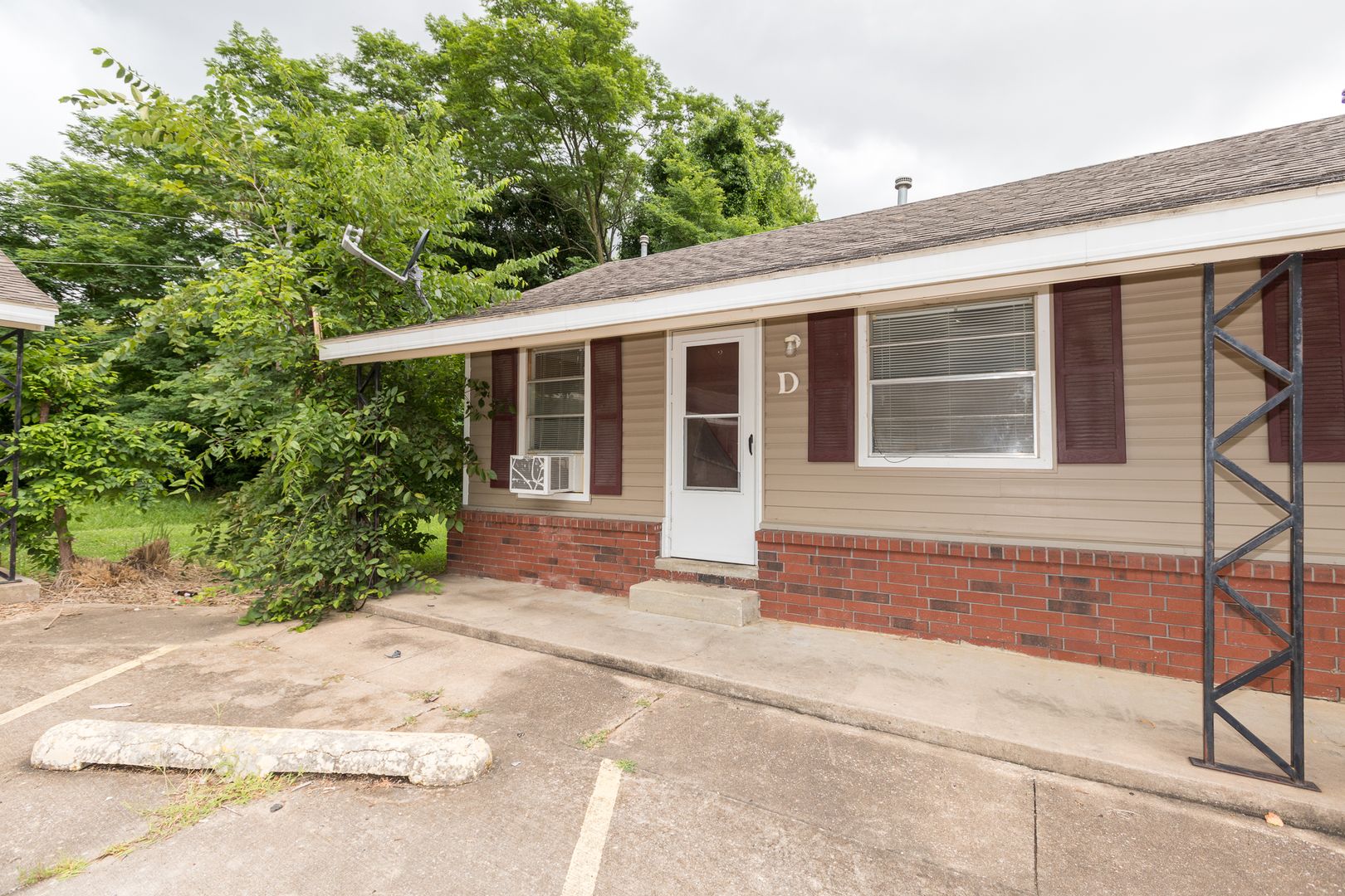 Claremore Apartment: 1208 W Haskell St