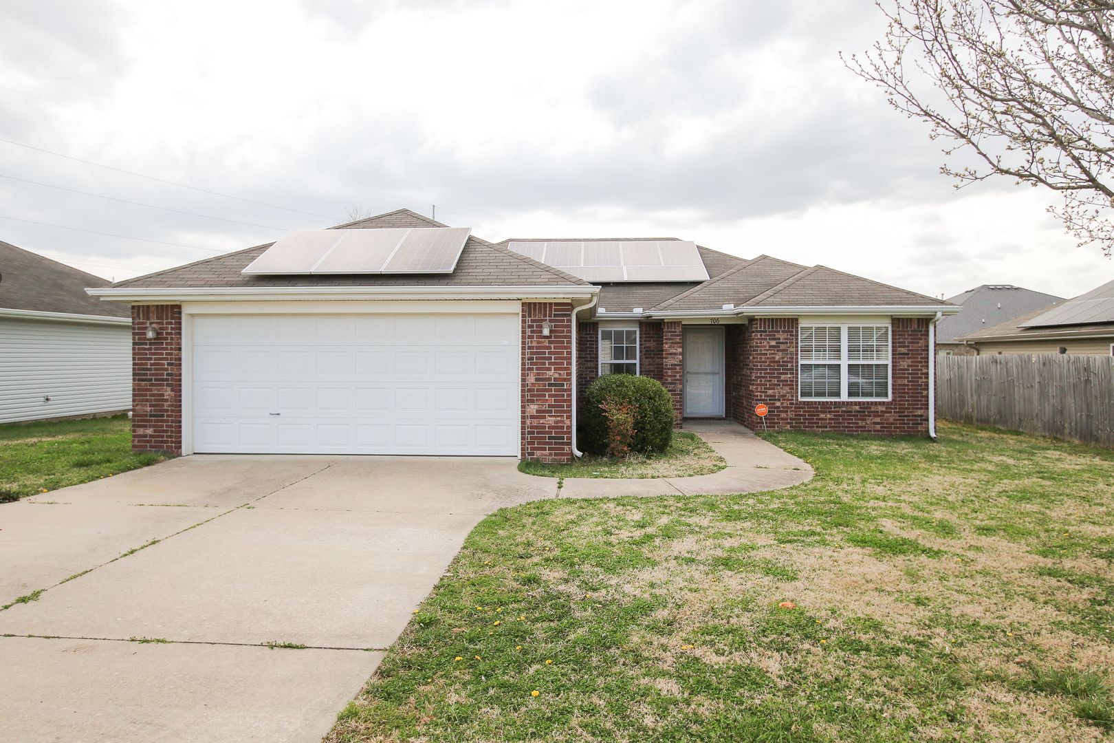 Bentonville House: 706 SW Sandrock Rd