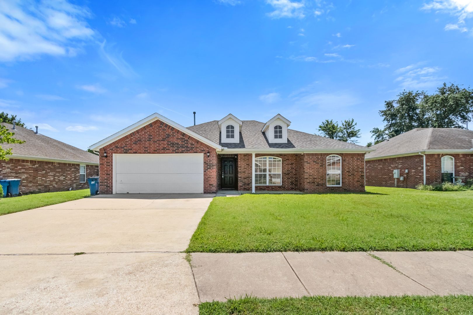 Bentonville House: 3805 SW Carriageway Av