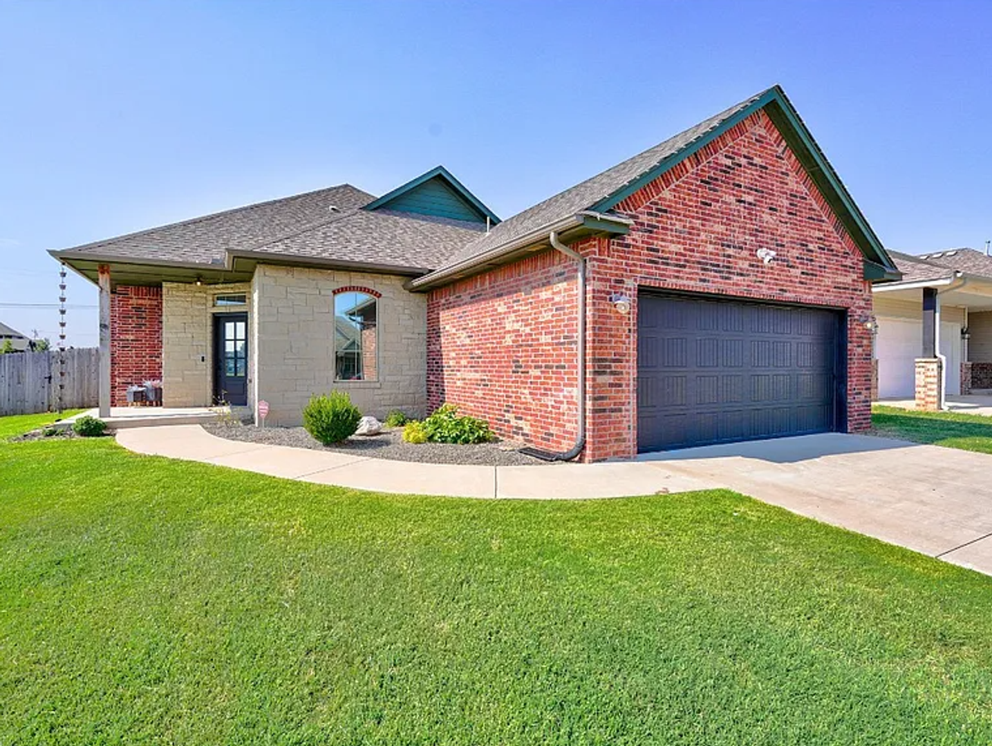 Edmond House: 8000 NW 160th Ter