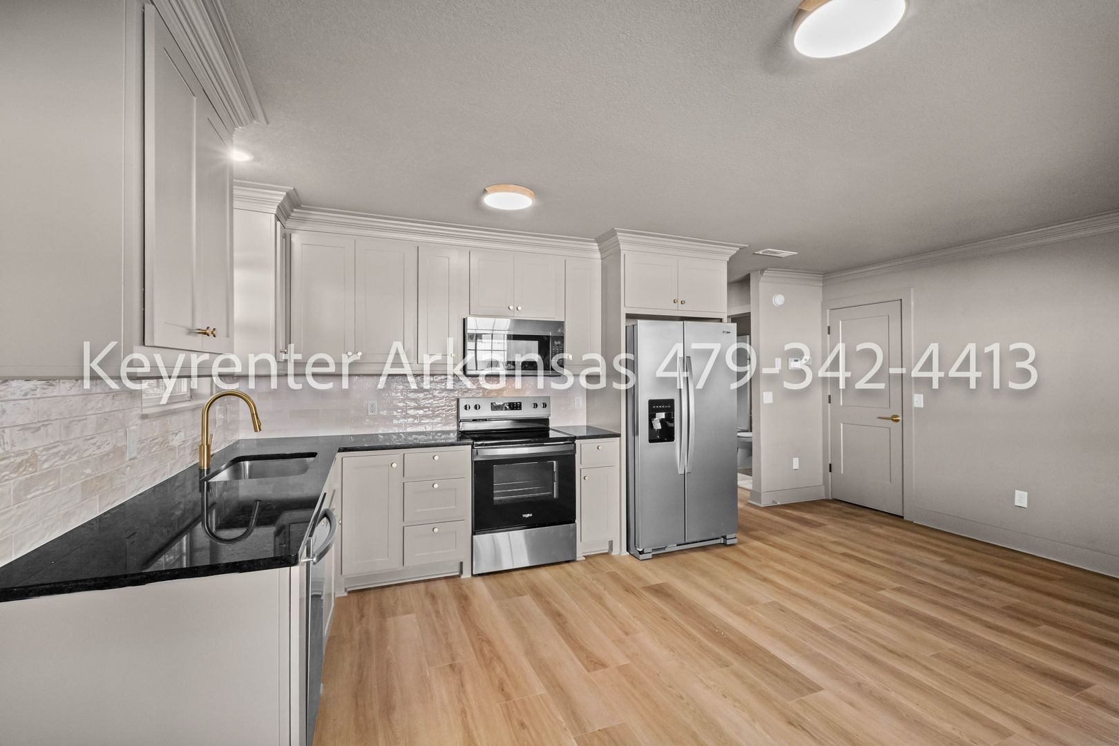 Fayetteville House: 390 S University Ave