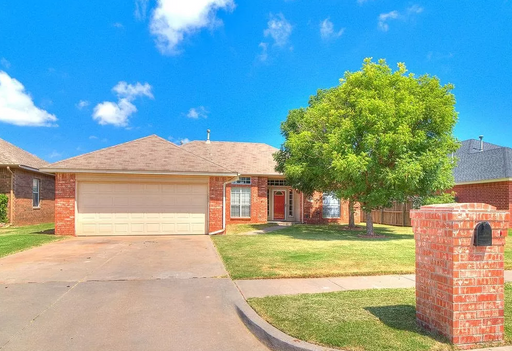 Spacious 3BD/2BTH In Yukon – photo 1