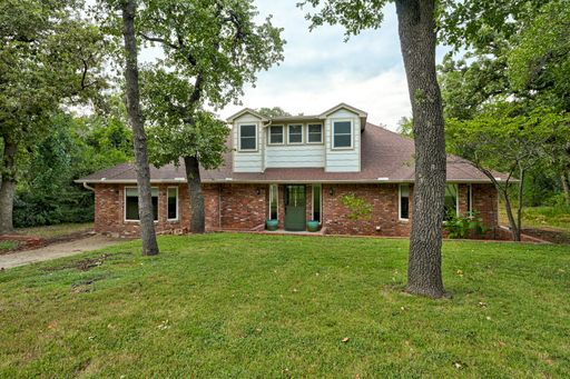 Stunning 3-Bed, 3-Bath Home in the Heart of Edmond! - Lawn Service Provided by owner – photo 1
