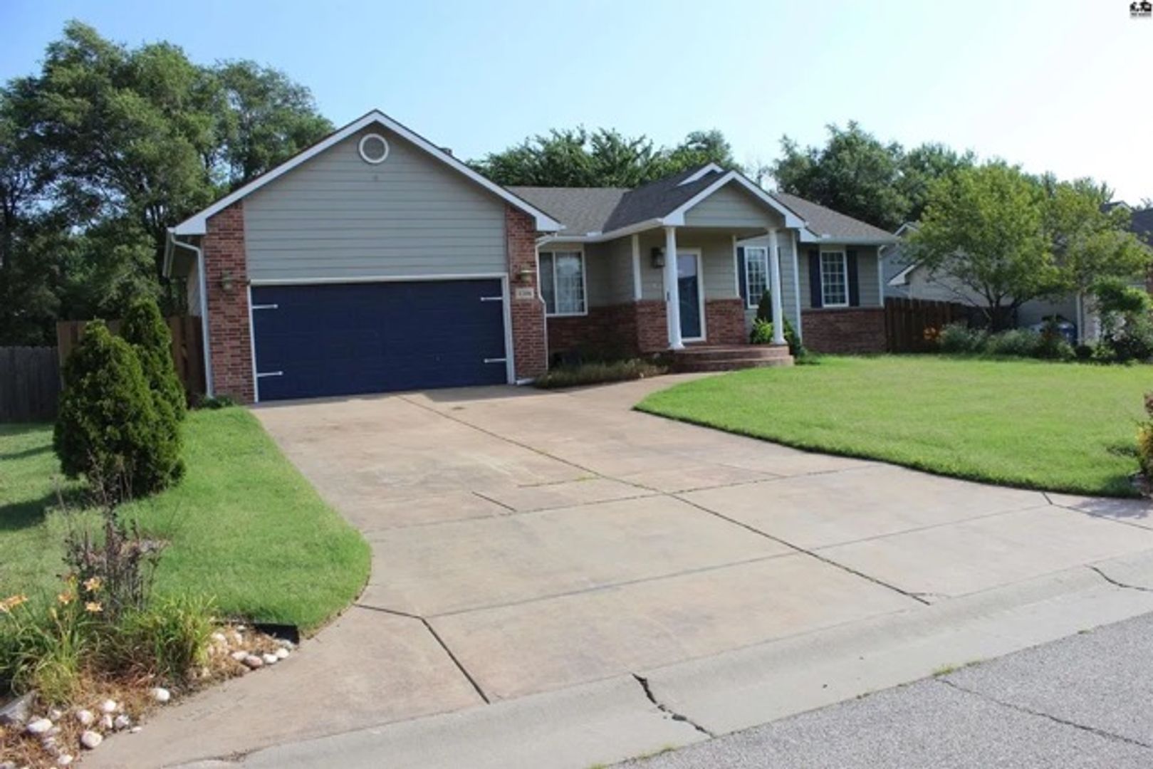 Wichita House: 1206 E Mona Cir