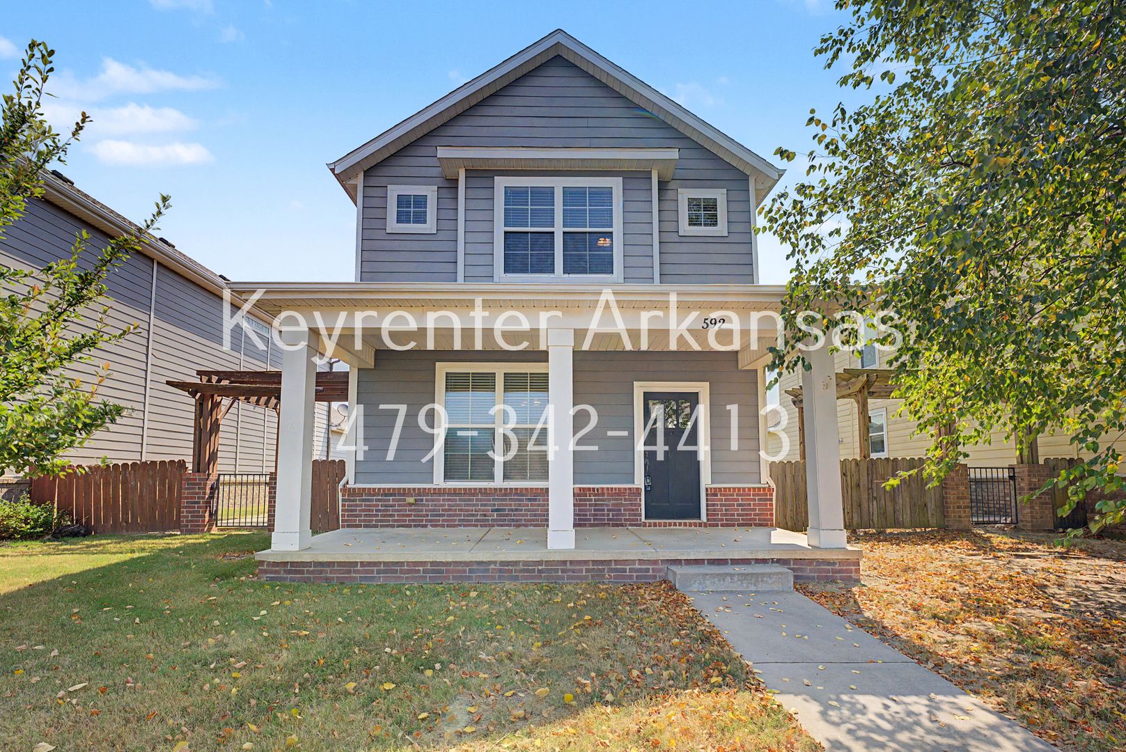 Fayetteville House: 592 N Longfellow Ln
