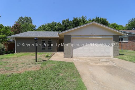 Beautifully Redone 3 Bedroom BA House! Available for Immediate Move in! – photo 1