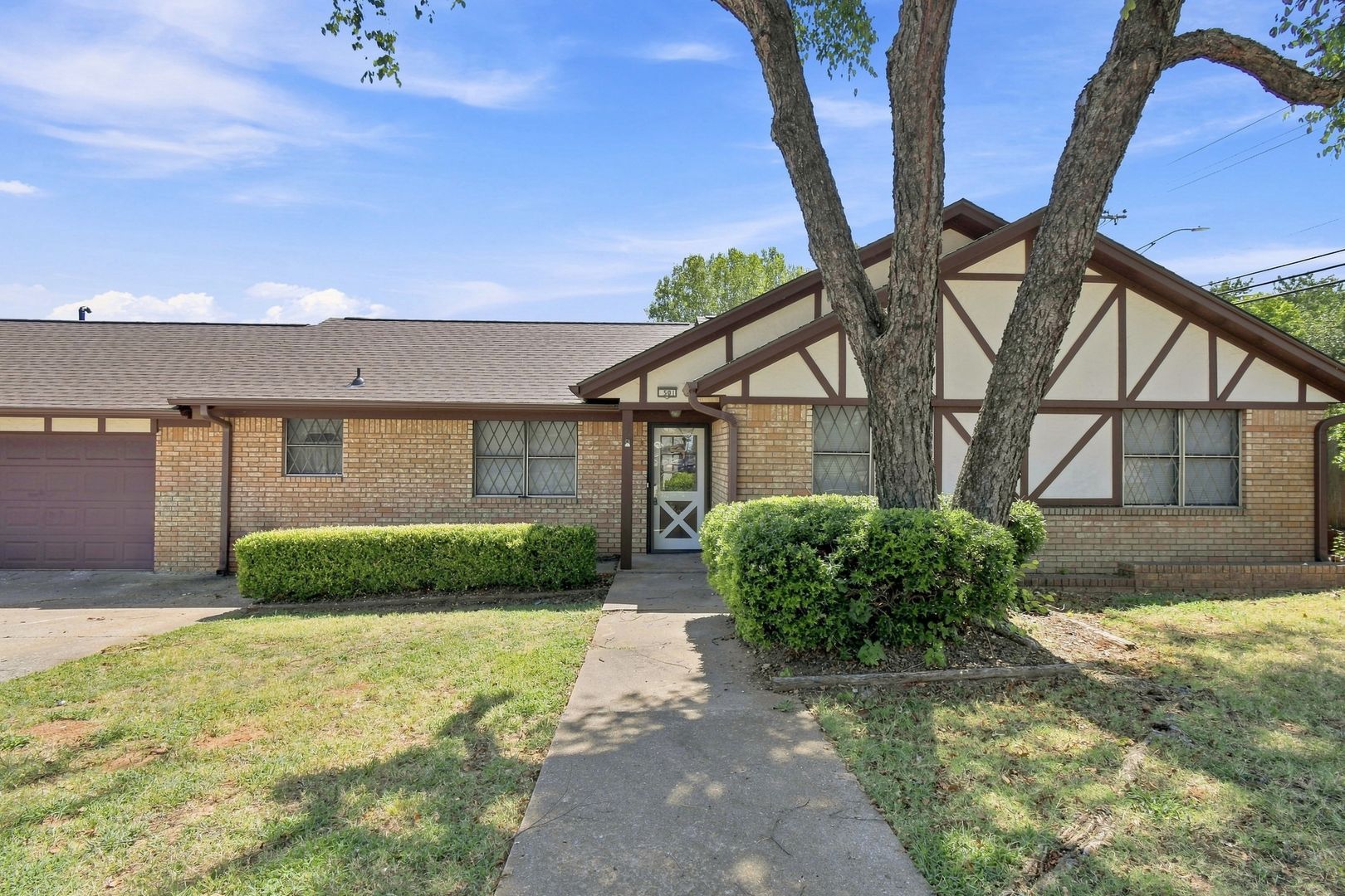 Broken Arrow House: 501 W Albuquerque St