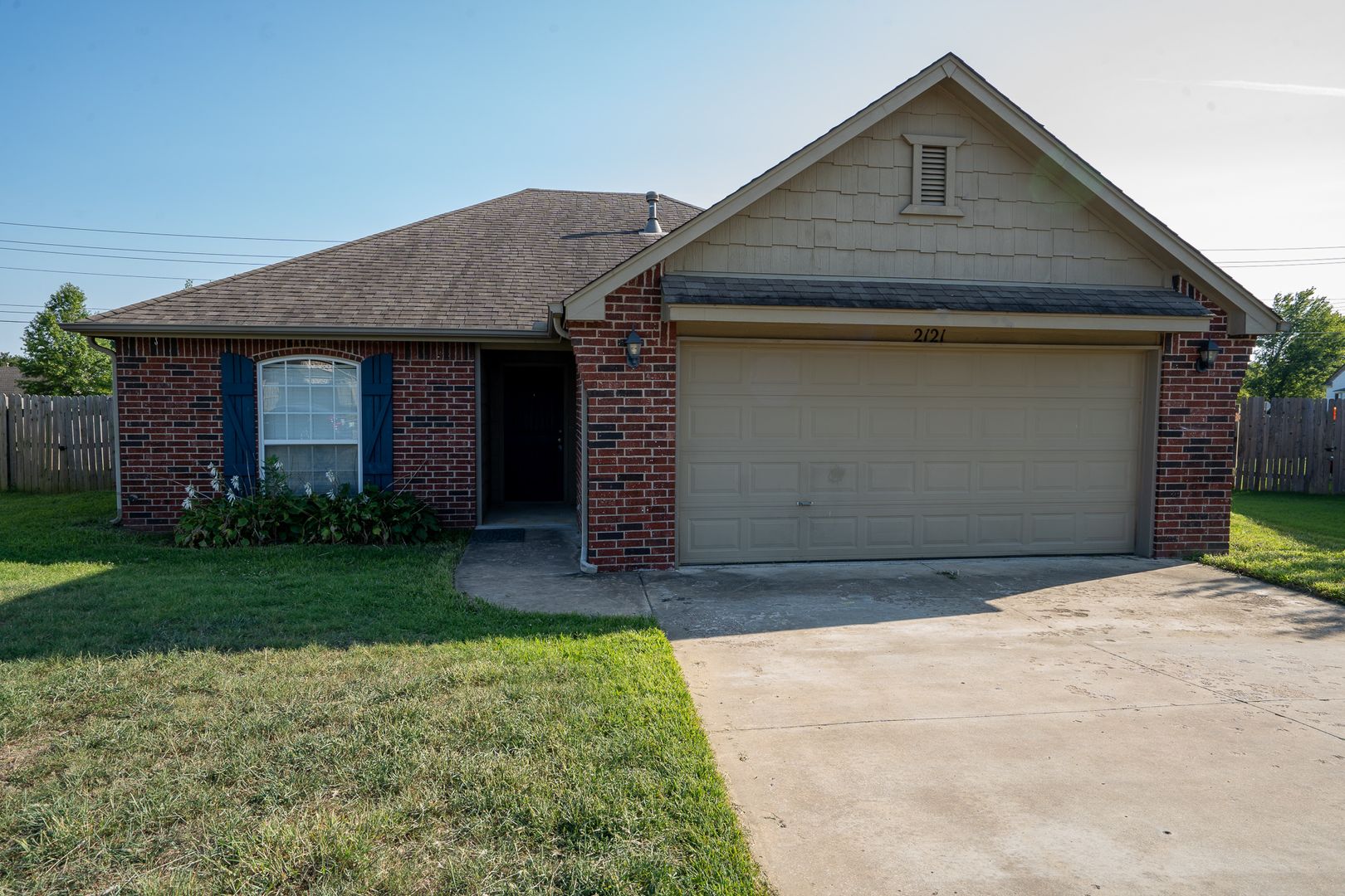 Collinsville House: 2121 W Oak St