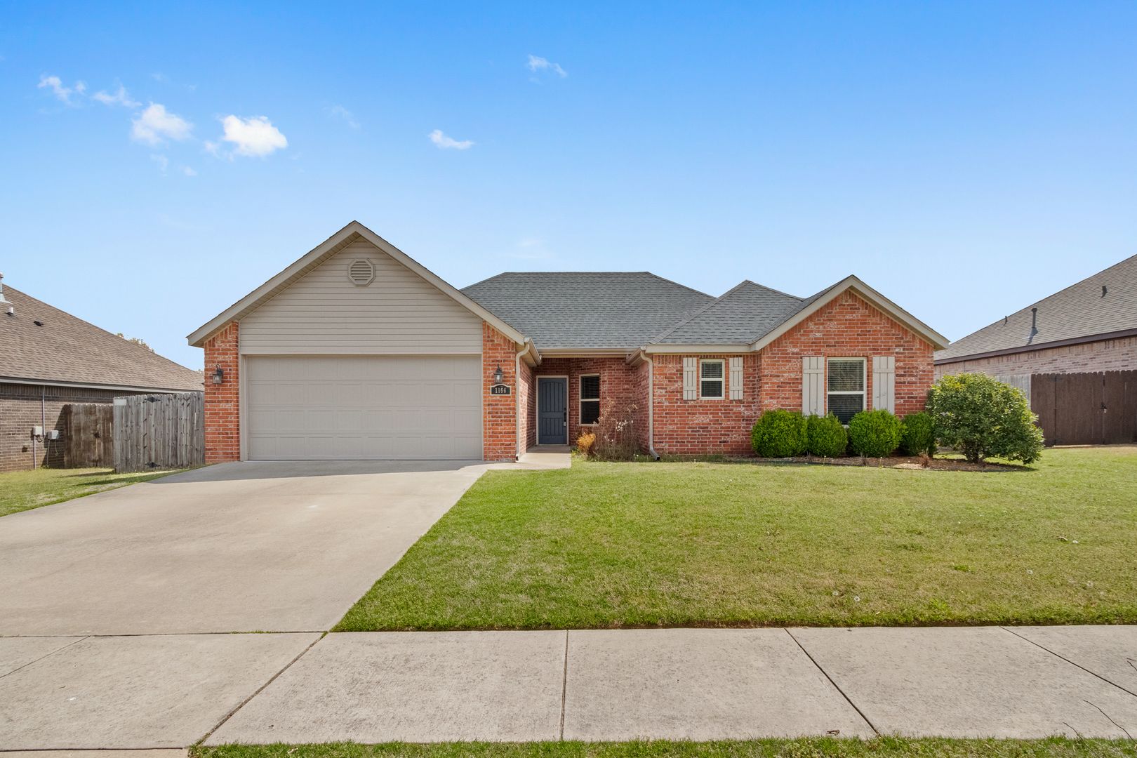 Fayetteville House: 1166 S Blue Willow Ave