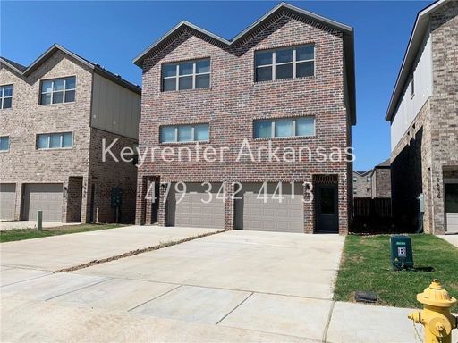 Modern 3BR/2.5BA Townhome with Fireplace & 2‑Car Garage – photo 1
