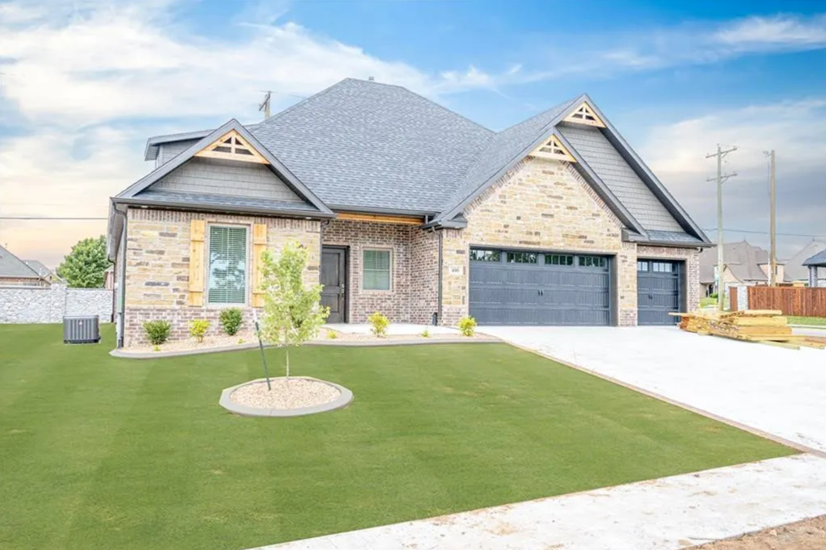 Bentonville House: 400 SW Ramsey Ln