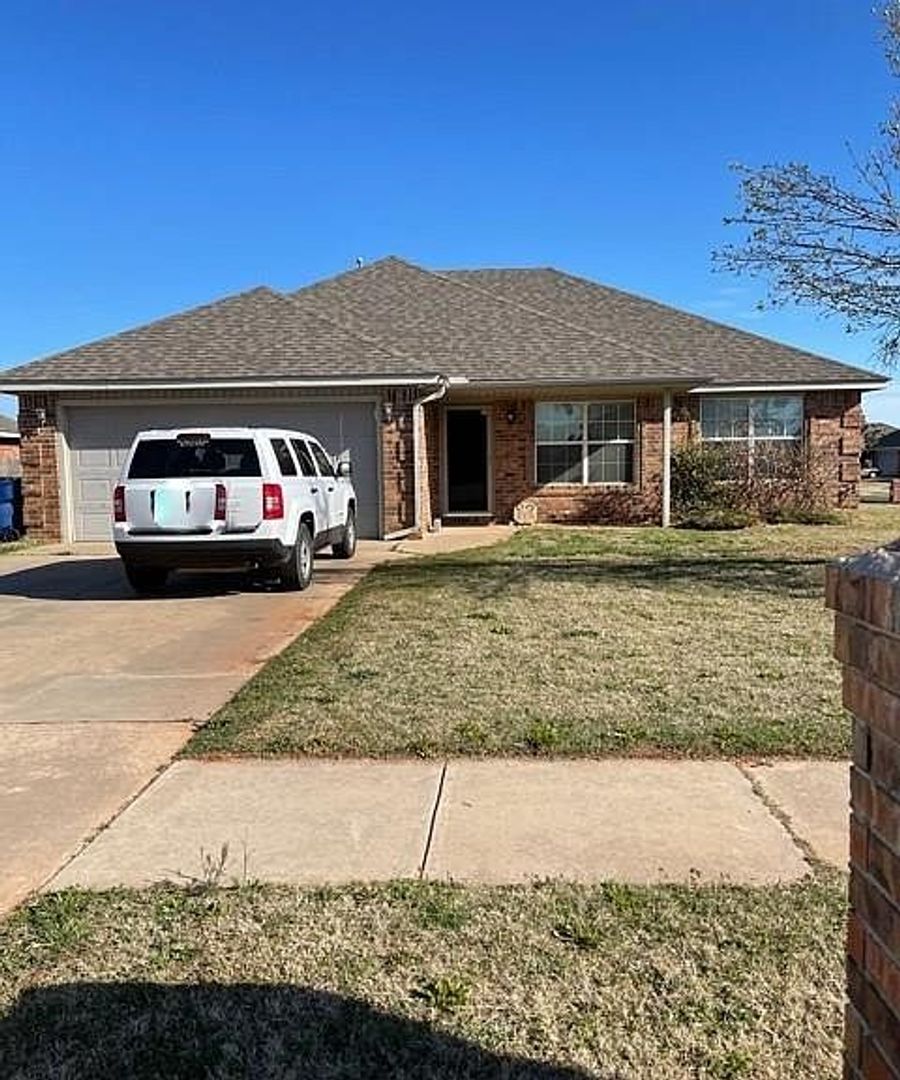 Mustang House: 629 E Linden Ln