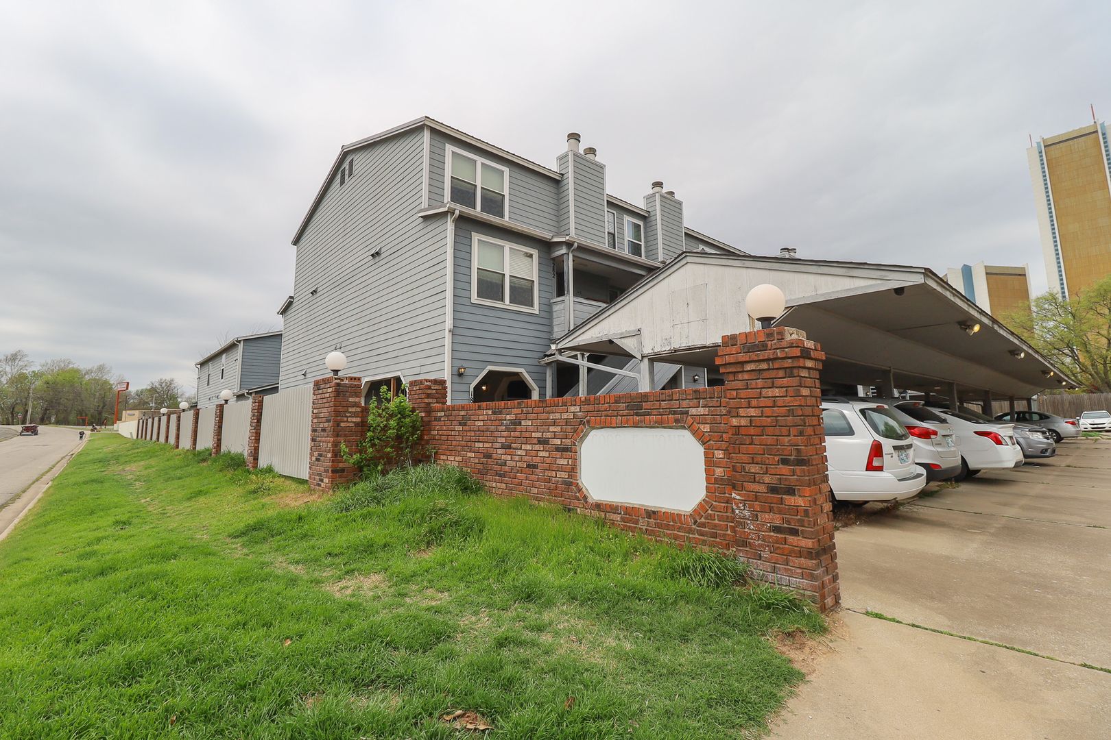 Tulsa Townhome: 2433 E 87th St Apartment 282