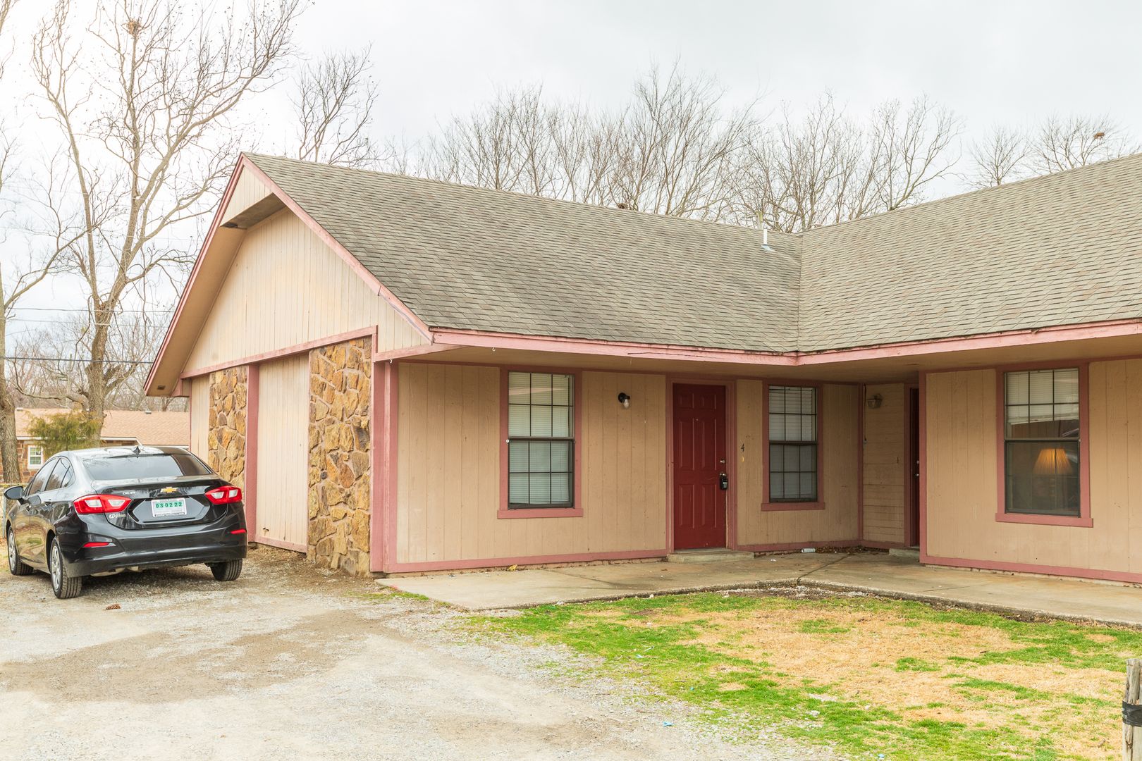 Claremore Apartment: 1421 W Lillian St