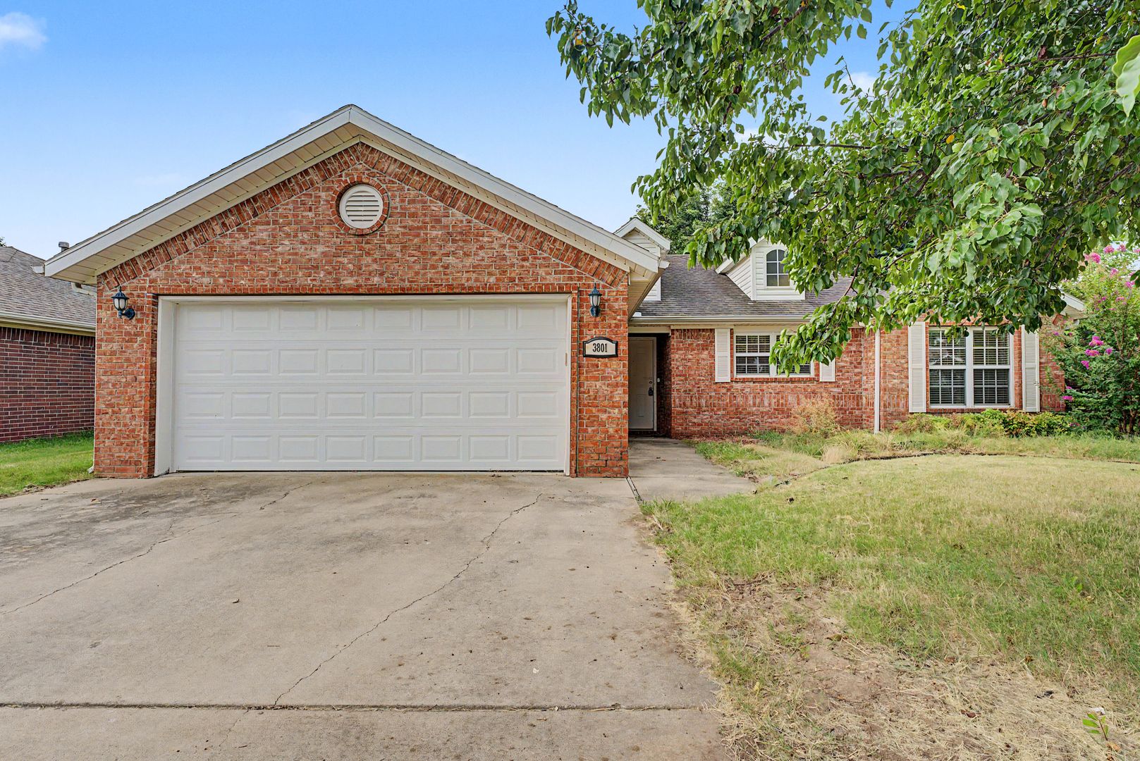 Bentonville House: 3801 SW Carriageway