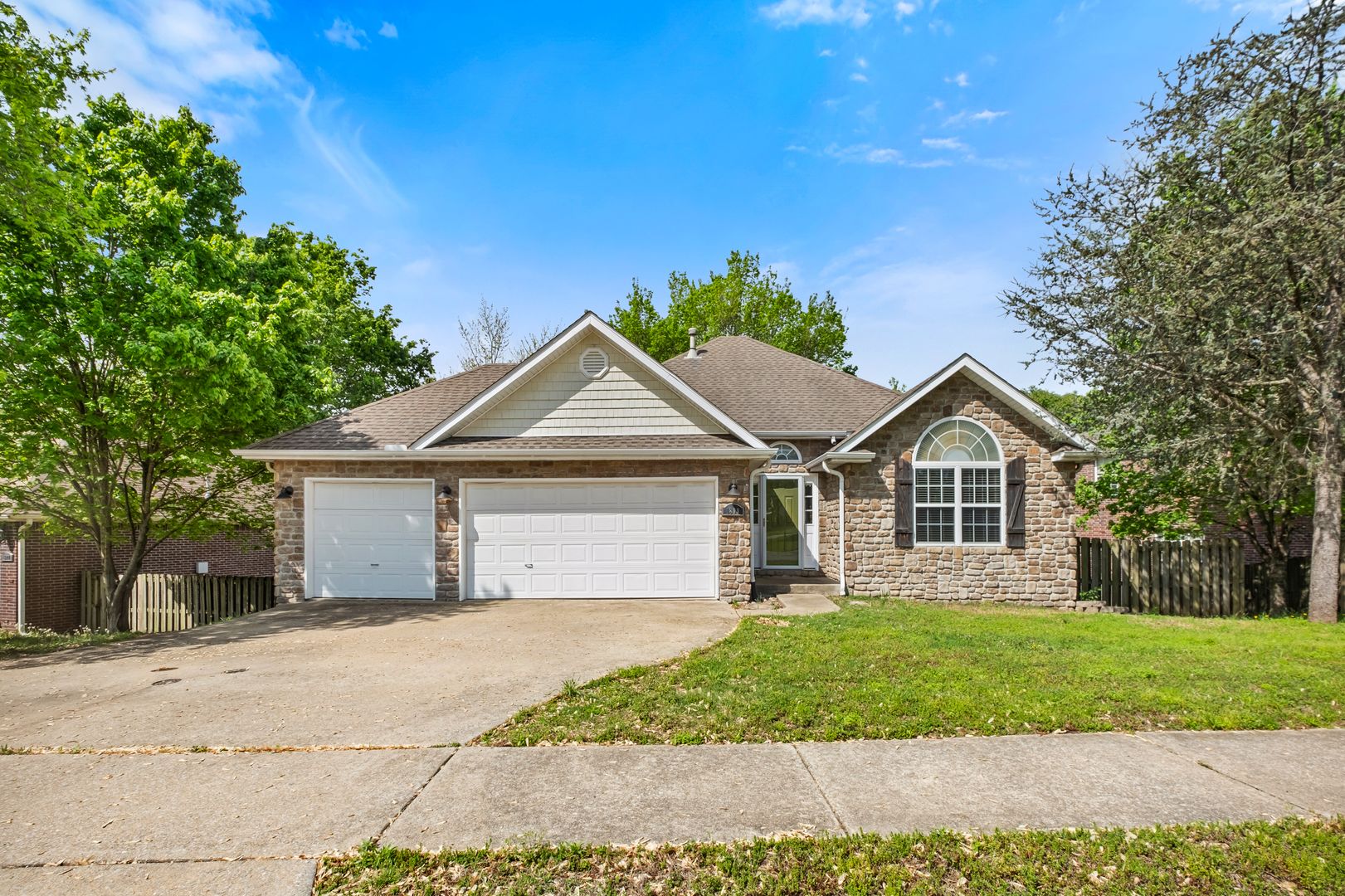 Fayetteville House: 1899 N Batsford Drive