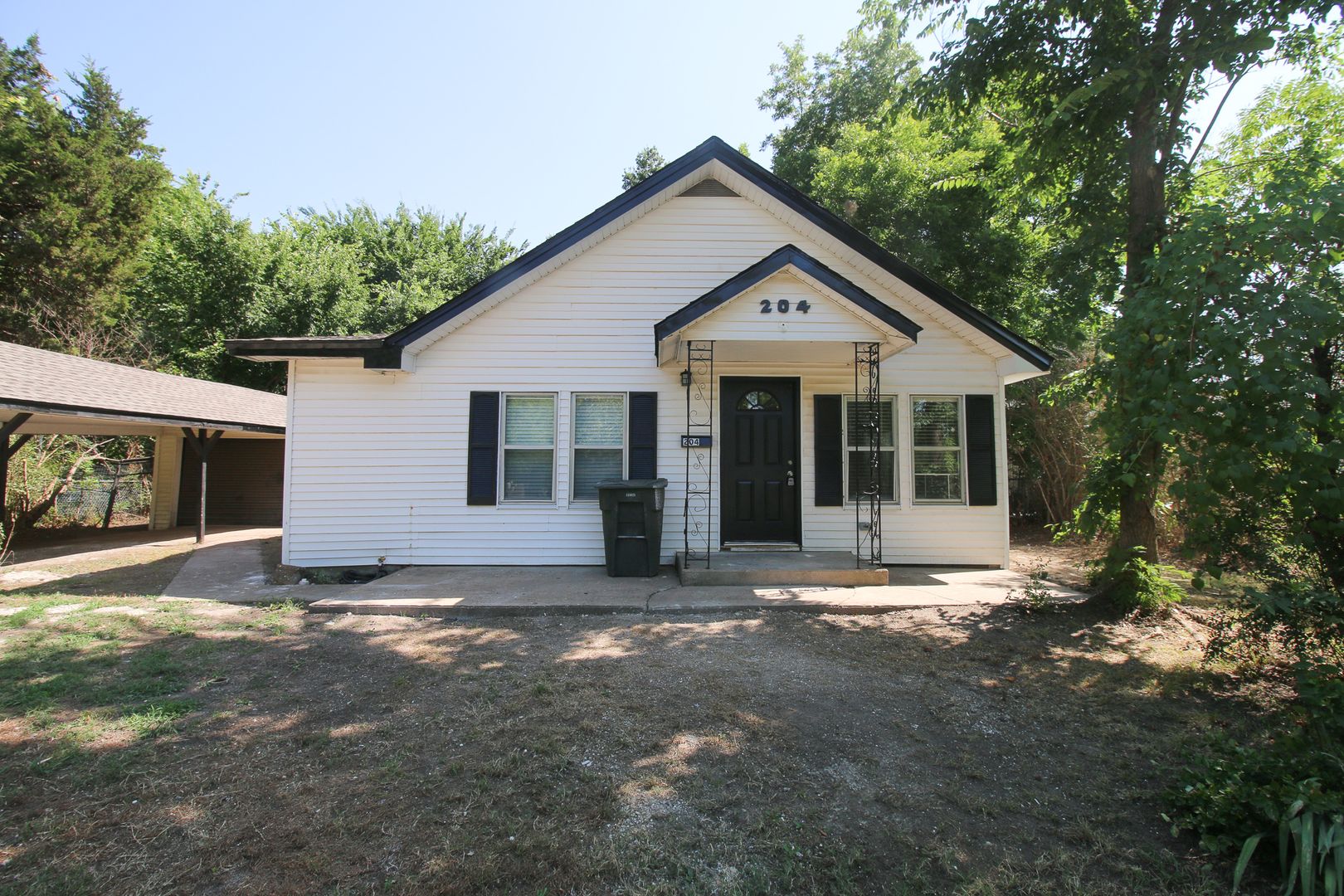 Skiatook House: 204 E Pine St S