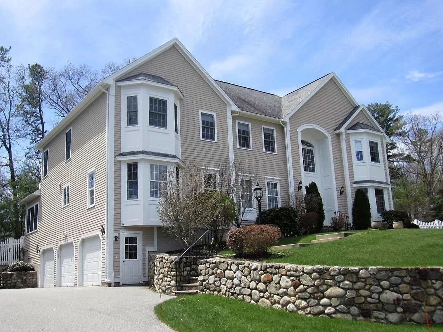 Spectacular 4 bedroom, 4,500 sq ft Single Family Home in quiet Andover MA Cul-de-sac
