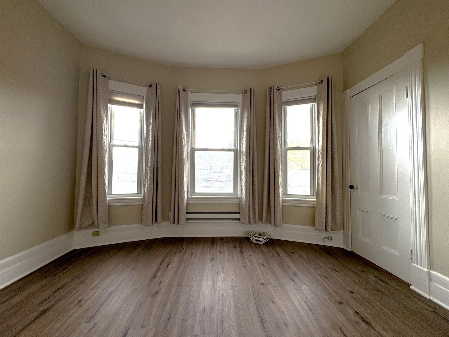 Lowell Apartment: 5 Ellis Avenue