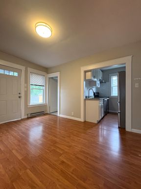 Bright spacious 2 bedroom apartment minutes from I-495 – photo 1