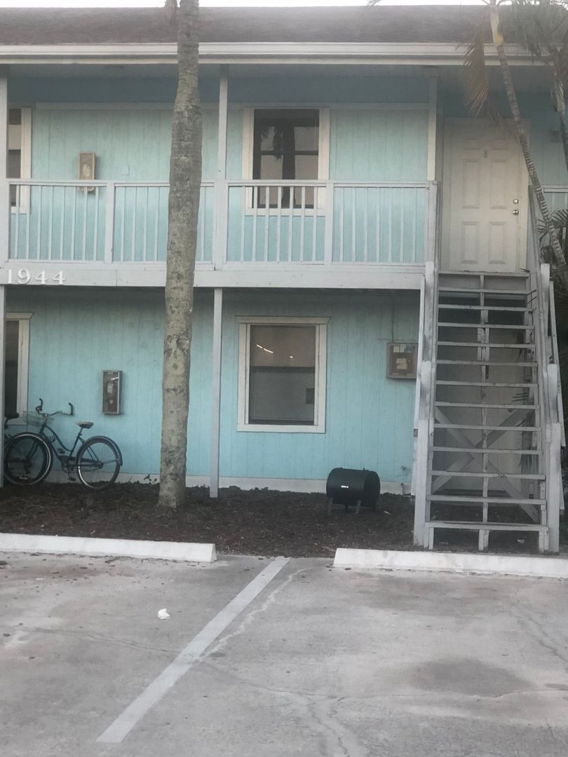 Fort Myers Apartment: 1944 Sunset Place