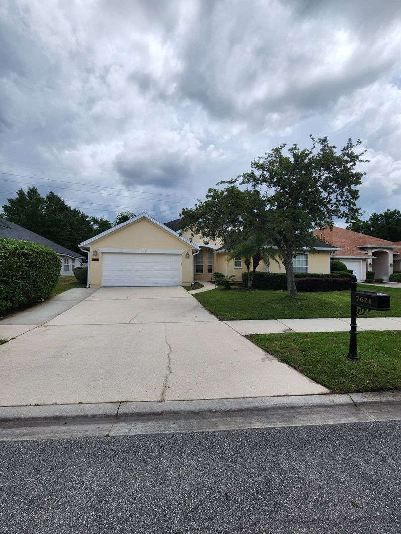 Jacksonville House: 7621 Crosstree Ln