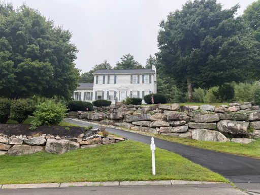 Beautiful upgraded 3 bedroom home available! – photo 1
