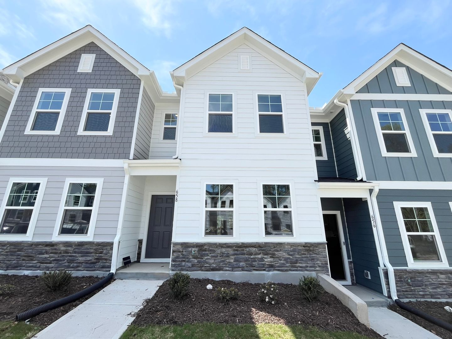 Apex Townhome: 658 Mirkwood Ave