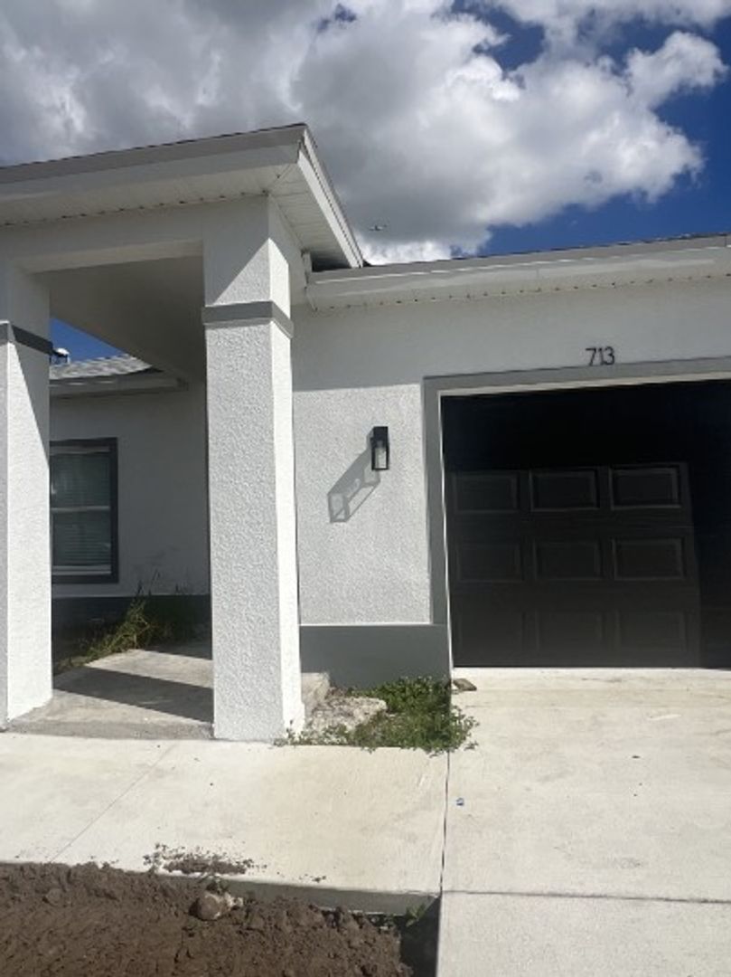 Lehigh Acres Apartment: 713-715 Homer ave S
