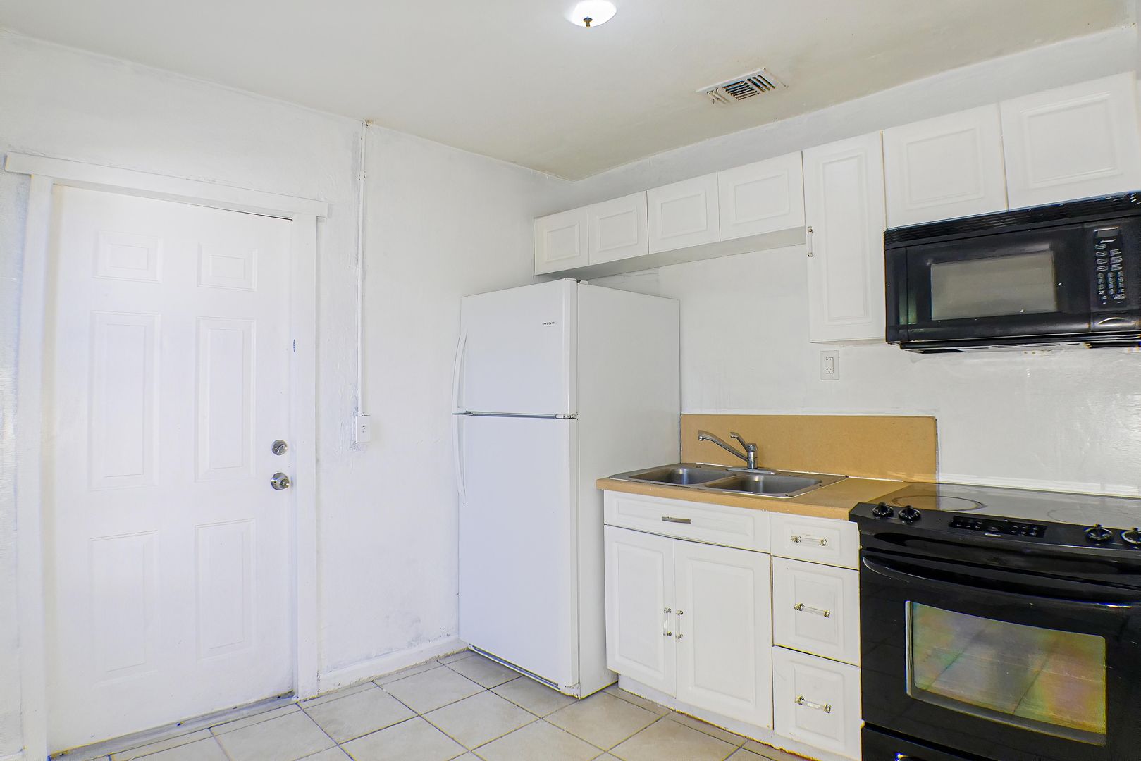 Fort Myers Apartment: 3040-3042 Douglas Ave
