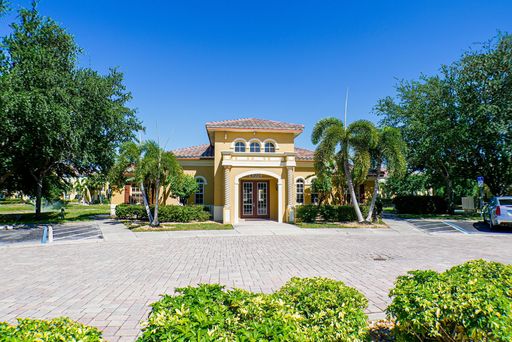 Well maintained 2 bed 2 bath Condo in the heart of Fort myers with lake view – photo 1