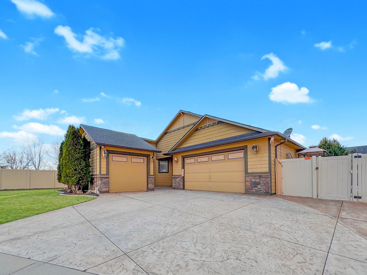 Meridian House: 3349 N Justin Ave