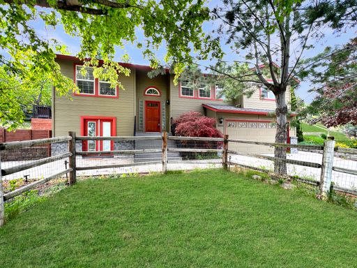 Dual Living Delight: Pet-Friendly Home with Ample Amenities – photo 1