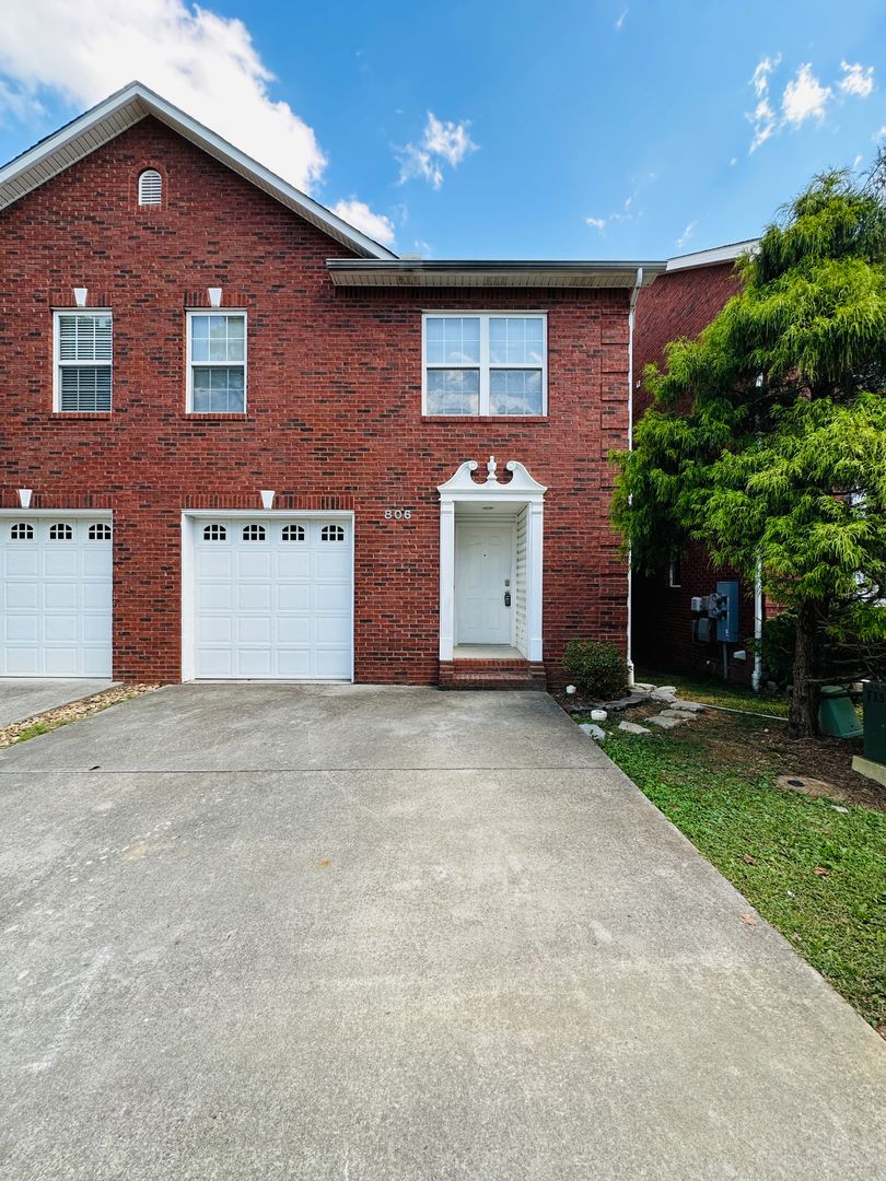 Knoxville Townhome: 806 Blue Spruce Way