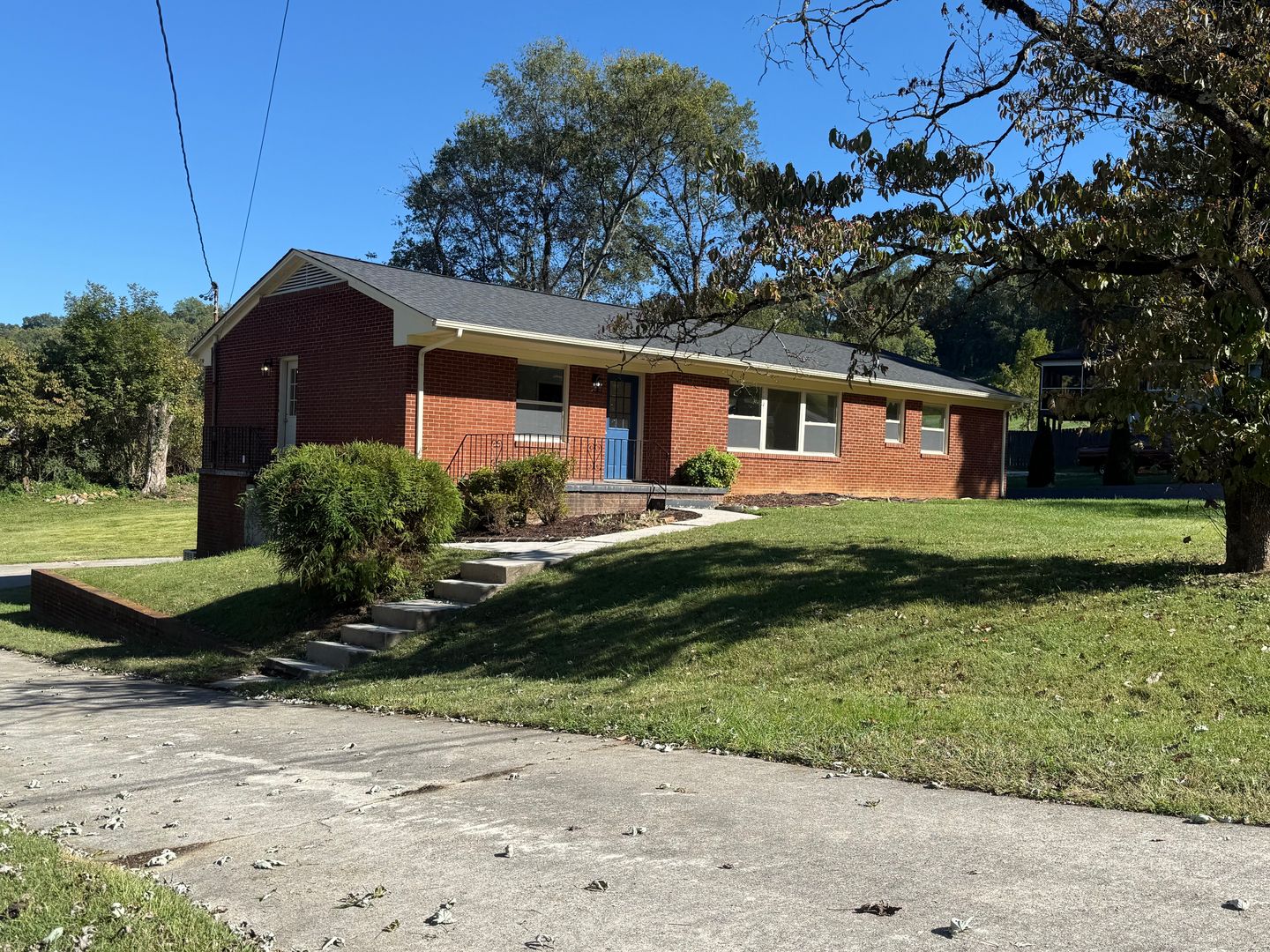 Knoxville House: 424 Bridge View Rd.