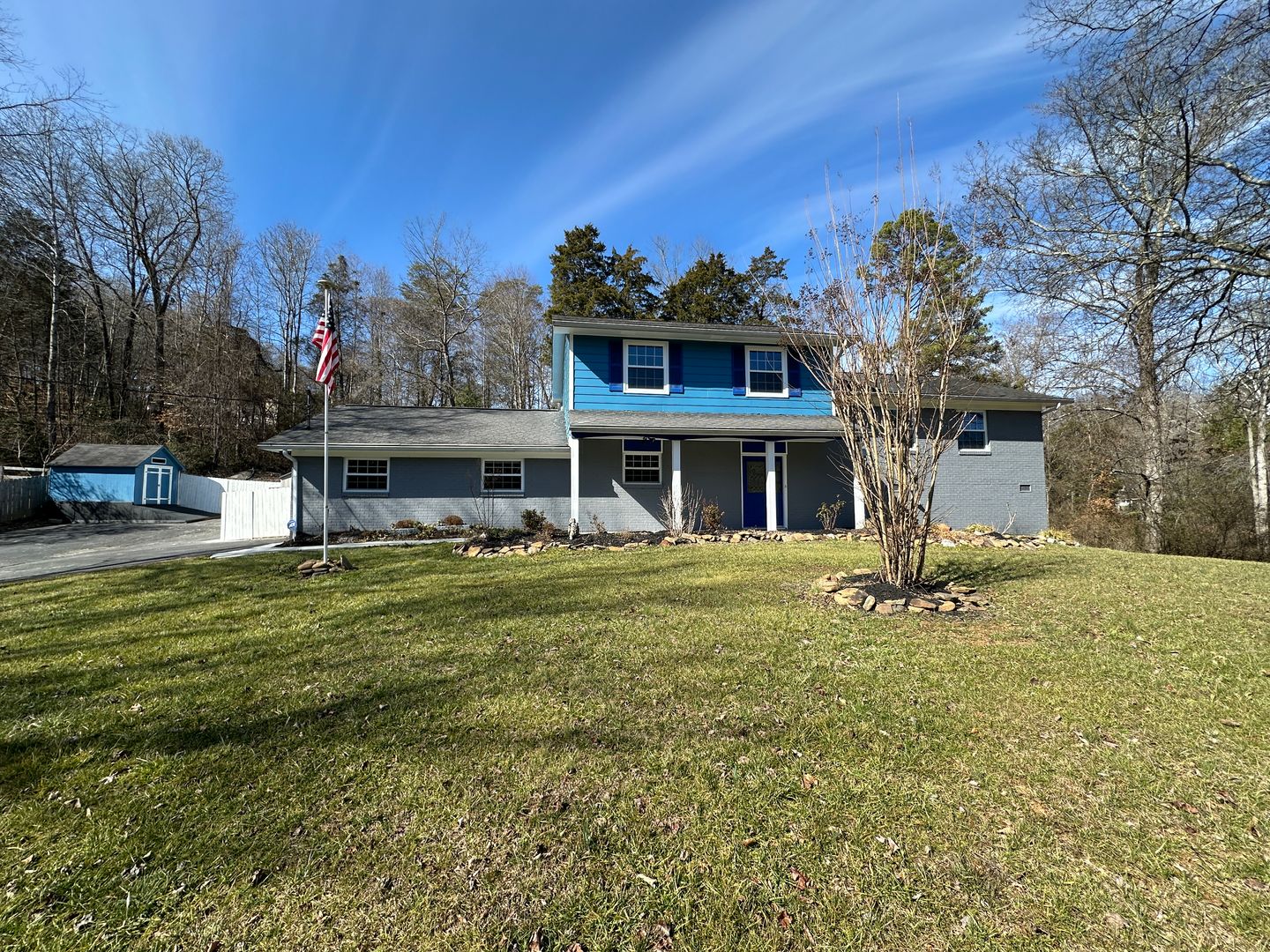 Clinton House: 300 Jefferson Ln