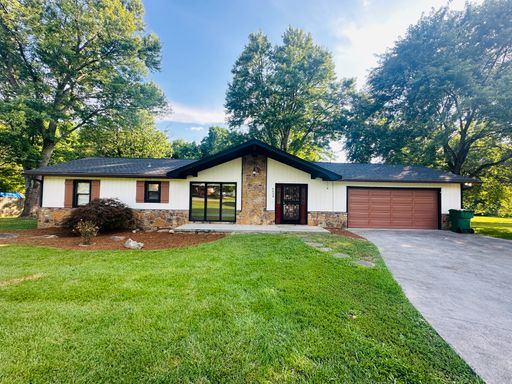 Large 2 bed/2bath & 2-car garage on huge yard – photo 1