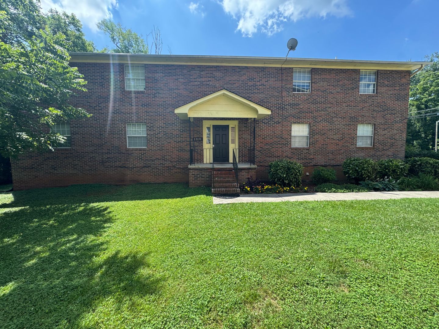 Knoxville Apartment: 212 S. David Ln.