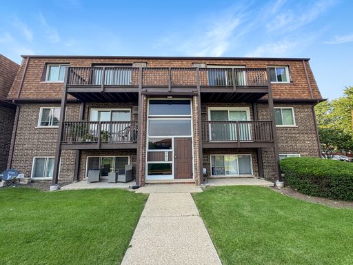 Clean and well maintained 2 Bedroom 1.5 Bathroom in Elk Grove Village