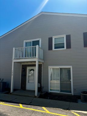Spacious and well-maintained 3-bedroom, 1-bath condo available in a convenient Bartlett location!