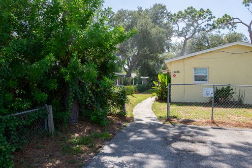 Cozy 2/1 with Screened Porch, Fenced Yard & Laundry Hookups – photo 1
