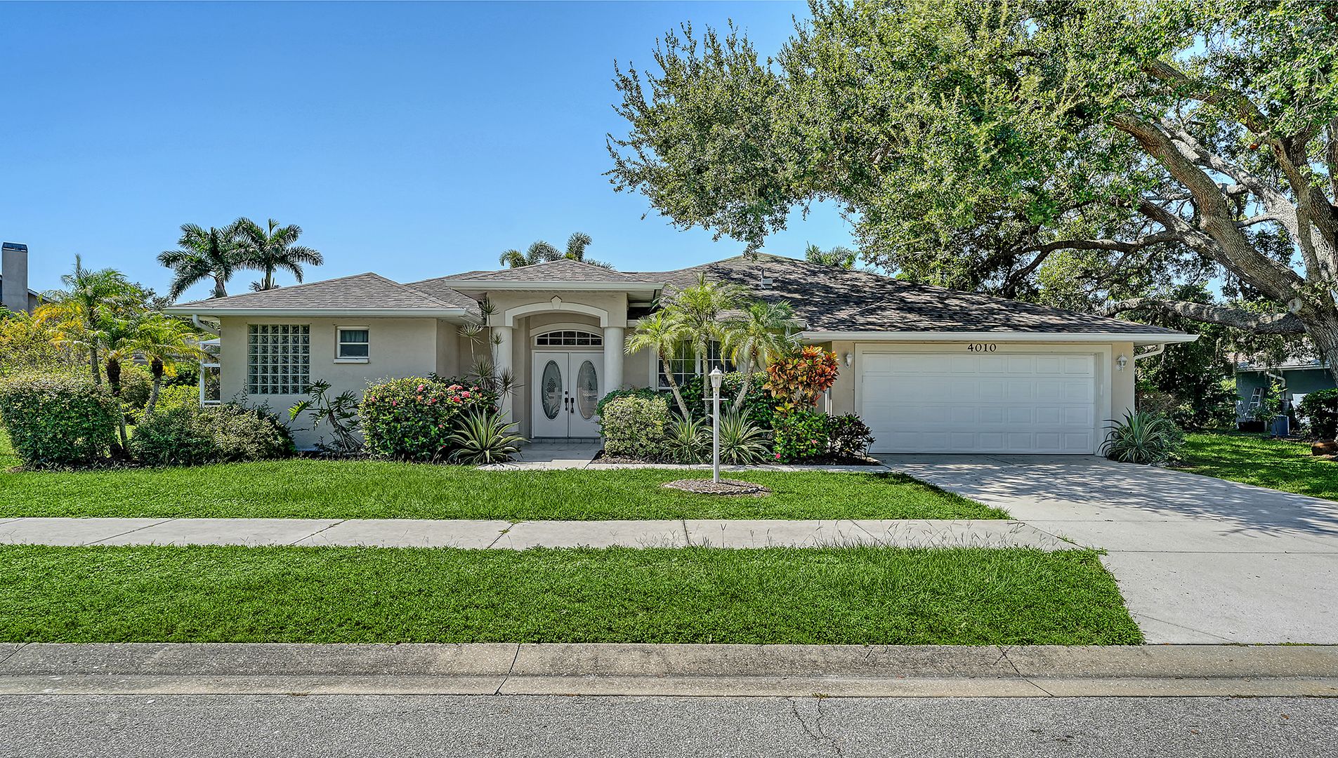 3bd/2ba with Pool, Renovated Primary Bed and Bath