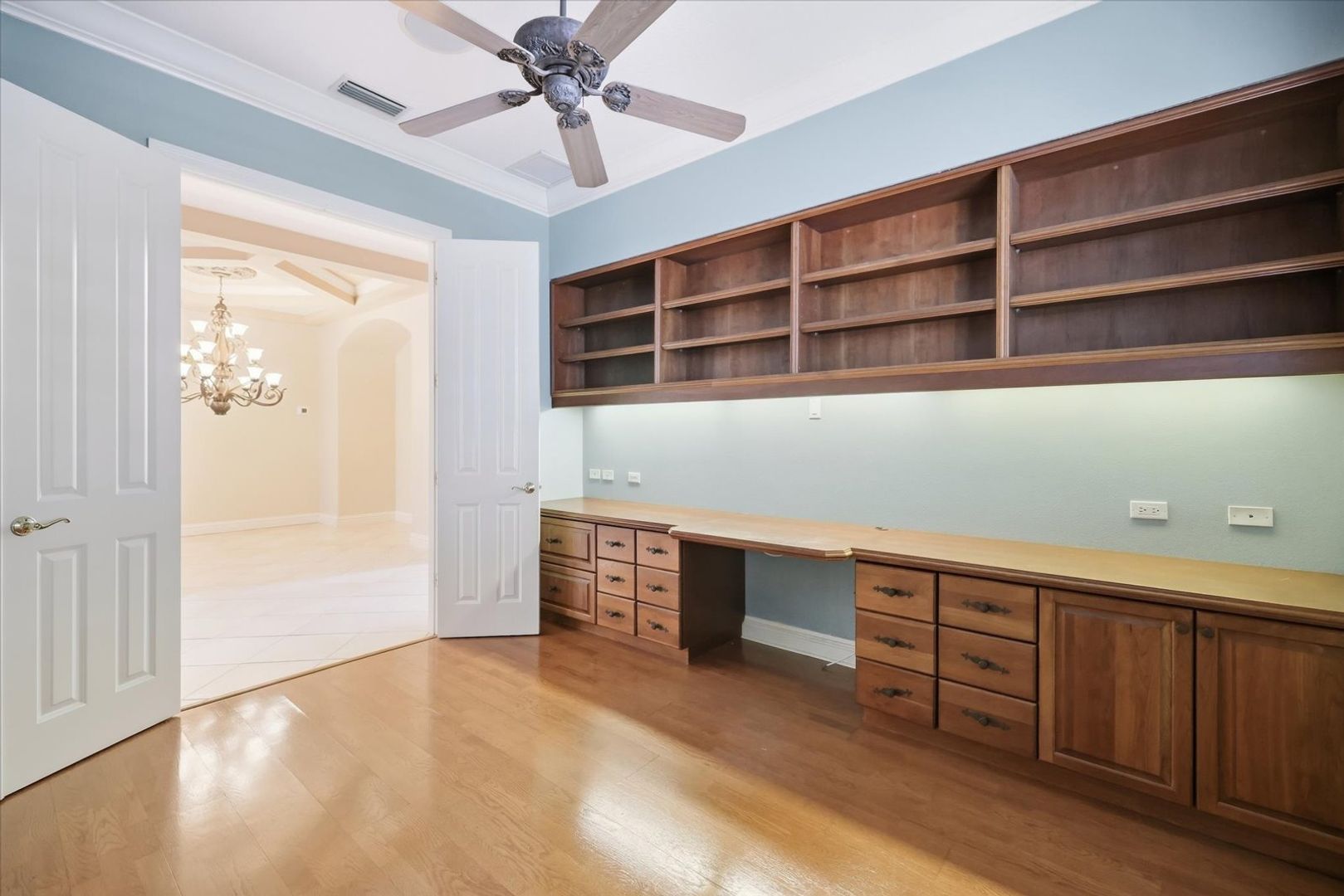 Work space at 124 Turquoise Ln