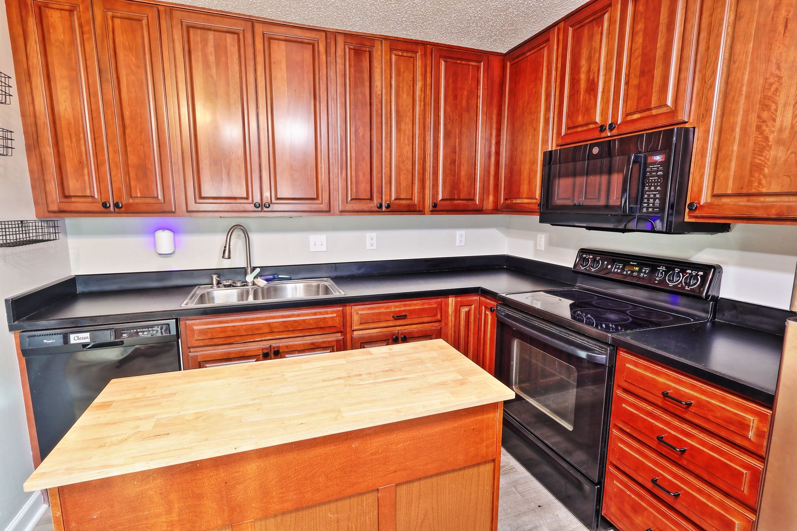 Manchester Condo: 975 Barbizon Dr,